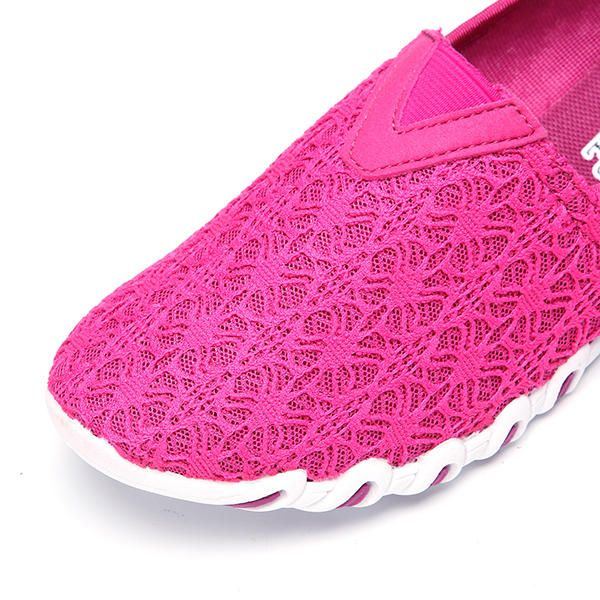 Atmungsaktive Flache Damen Loafer Zum Hineinschlüpfen Aus Ausgehöhltem Mesh